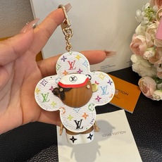 🔥LOUIS VUITTON新款挂件包饰与钥匙扣。LV薇薇安太阳花包包挂件 手机壳挂件 可满足各种时尚品味的实用配饰。凸 🔥LOUIS VUITTON新款挂件包饰与钥匙扣。LV薇薇安太阳花包包挂件 手机壳挂件 可满足各种时尚品味的实用配饰。凸
