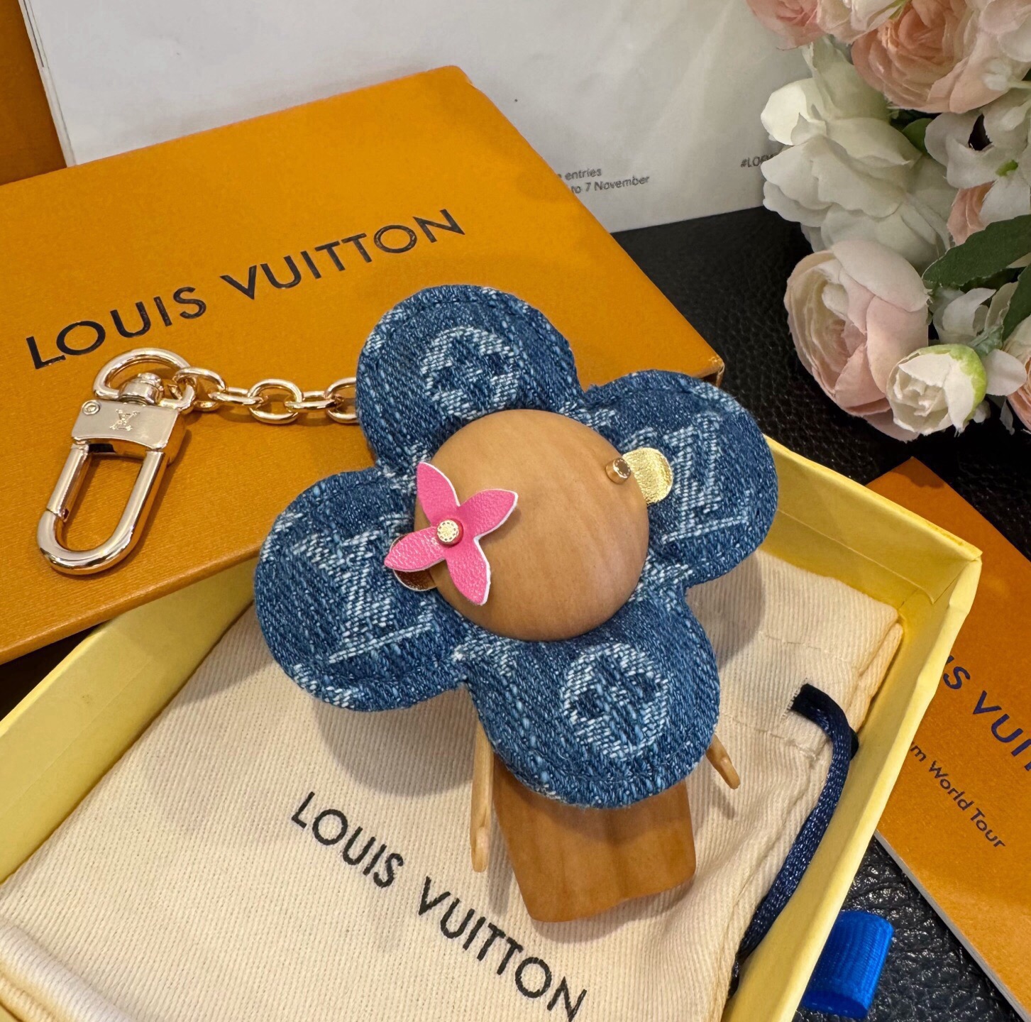 🔥LOUIS VUITTON新款挂件包饰与钥匙扣。LV薇薇安太阳花包包挂件 手机壳挂件 可满足各种时尚品味的实用配饰。凸