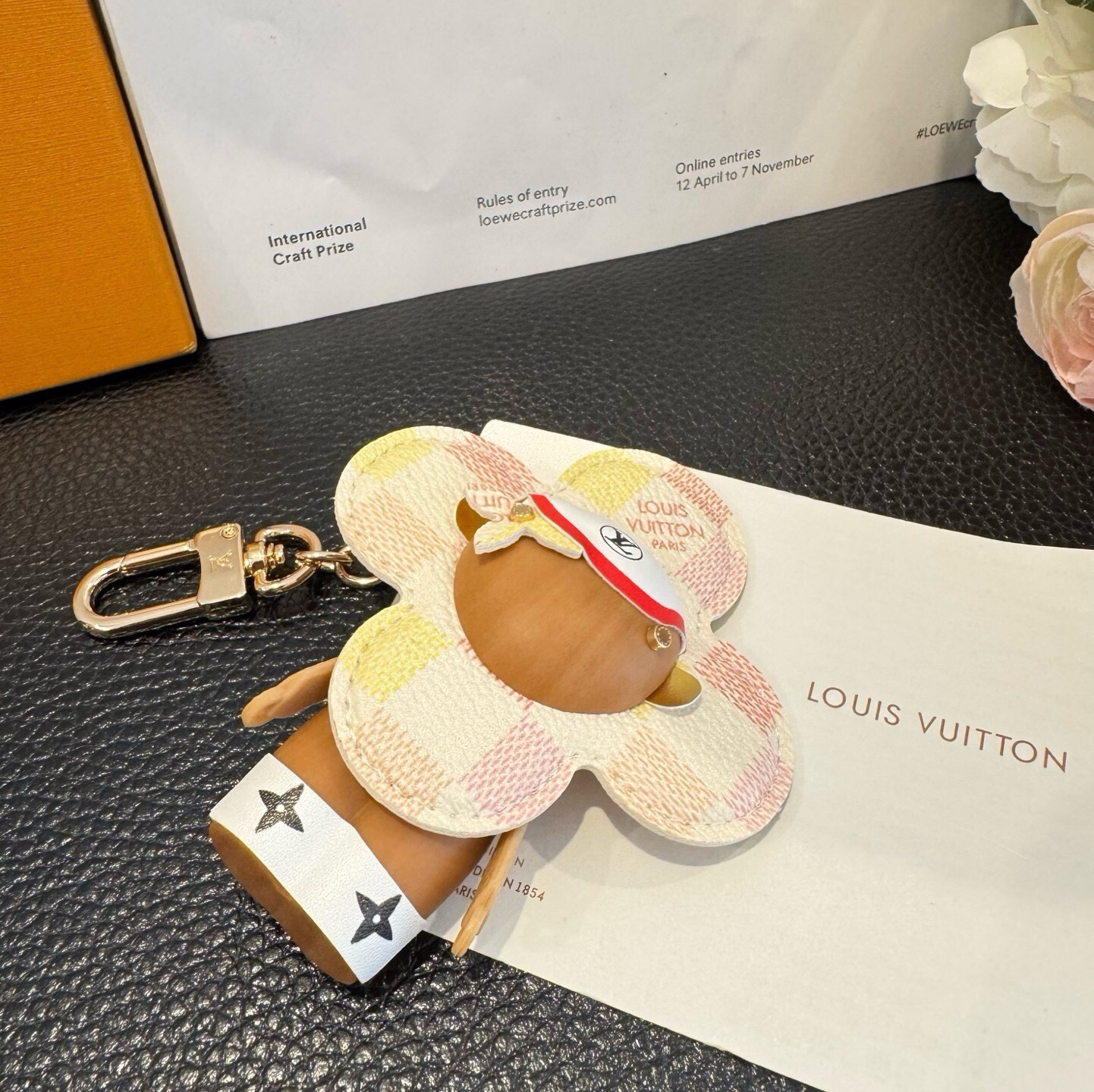 🔥LOUIS VUITTON新款挂件包饰与钥匙扣。LV薇薇安太阳花包包挂件 手机壳挂件 可满足各种时尚品味的实用配饰。凸