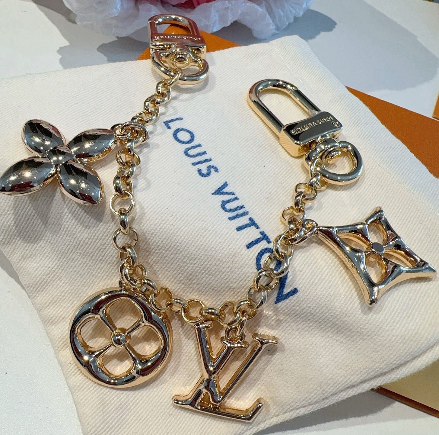 LV钥匙扣 包饰 包包挂件 金色&银色 M01188 SPring Street Chain 包饰将 Monogram LV钥匙扣 包饰 包包挂件 金色&银色 M01188 SPring Street Chain 包饰将 Monogram