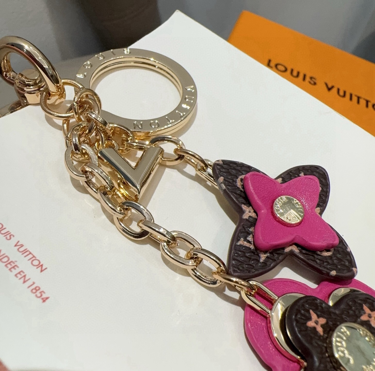 🔥LOUIS VUITTON官网钥匙扣 LV经典四瓣花设计,63084 包饰🌹钥匙扣 原版开模代购级品质, 合金金水电 🔥LOUIS VUITTON官网钥匙扣 LV经典四瓣花设计,63084 包饰🌹钥匙扣 原版开模代购级品质, 合金金水电