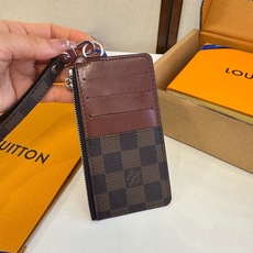 LV卡包零钱包 手腕带挂绳多个卡位 官网同步 LV卡包零钱包 手腕带挂绳多个卡位 官网同步