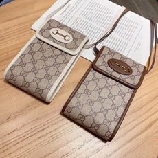🔥 Gucci马衔扣通用手机包 生活出门不需要带现金的时代,这个包完全可以满足你日常使用 内含卡片槽位,翻盖设计,简单方 🔥 Gucci马衔扣通用手机包 生活出门不需要带现金的时代,这个包完全可以满足你日常使用 内含卡片槽位,翻盖设计,简单方