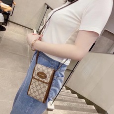 🔥 Gucci马衔扣通用手机包 生活出门不需要带现金的时代,这个包完全可以满足你日常使用 内含卡片槽位,翻盖设计,简单方 🔥 Gucci马衔扣通用手机包 生活出门不需要带现金的时代,这个包完全可以满足你日常使用 内含卡片槽位,翻盖设计,简单方