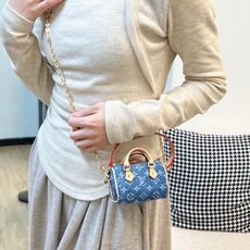 配链条❗️新品❗️LV手提mini牛仔布枕头包 ☀️Louis Vuitton 路易威登lv迷你手提枕头包钥匙扣挂件 配链条❗️新品❗️LV手提mini牛仔布枕头包 ☀️Louis Vuitton 路易威登lv迷你手提枕头包钥匙扣挂件