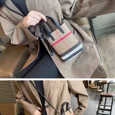 ❤️Burberry巴宝莉手机包,经典格子帆布拼接牛皮,斜挎小包官网同款 生活出门不需要带现金的时代,这个包完全可以满足 ❤️Burberry巴宝莉手机包,经典格子帆布拼接牛皮,斜挎小包官网同款 生活出门不需要带现金的时代,这个包完全可以满足