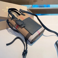 ❤️Burberry巴宝莉手机包,经典格子帆布拼接牛皮,斜挎小包官网同款 生活出门不需要带现金的时代,这个包完全可以满足 ❤️Burberry巴宝莉手机包,经典格子帆布拼接牛皮,斜挎小包官网同款 生活出门不需要带现金的时代,这个包完全可以满足