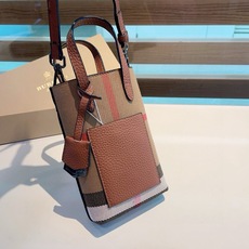 ❤️Burberry巴宝莉手机包,经典格子帆布拼接牛皮,斜挎小包官网同款 生活出门不需要带现金的时代,这个包完全可以满足 ❤️Burberry巴宝莉手机包,经典格子帆布拼接牛皮,斜挎小包官网同款 生活出门不需要带现金的时代,这个包完全可以满足