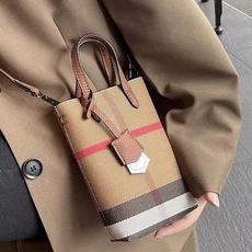 ❤️Burberry巴宝莉手机包,经典格子帆布拼接牛皮,斜挎小包官网同款 生活出门不需要带现金的时代,这个包完全可以满足 ❤️Burberry巴宝莉手机包,经典格子帆布拼接牛皮,斜挎小包官网同款 生活出门不需要带现金的时代,这个包完全可以满足