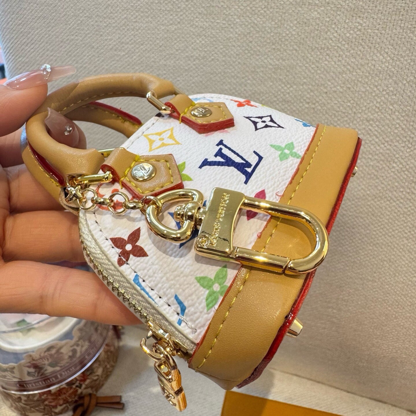 ❗爆款🔥路易威登LOUIS VUITTON 新款 老花&白三彩mini包包贝壳包  LV包包挂饰，钥匙扣，零钱包，耳机包