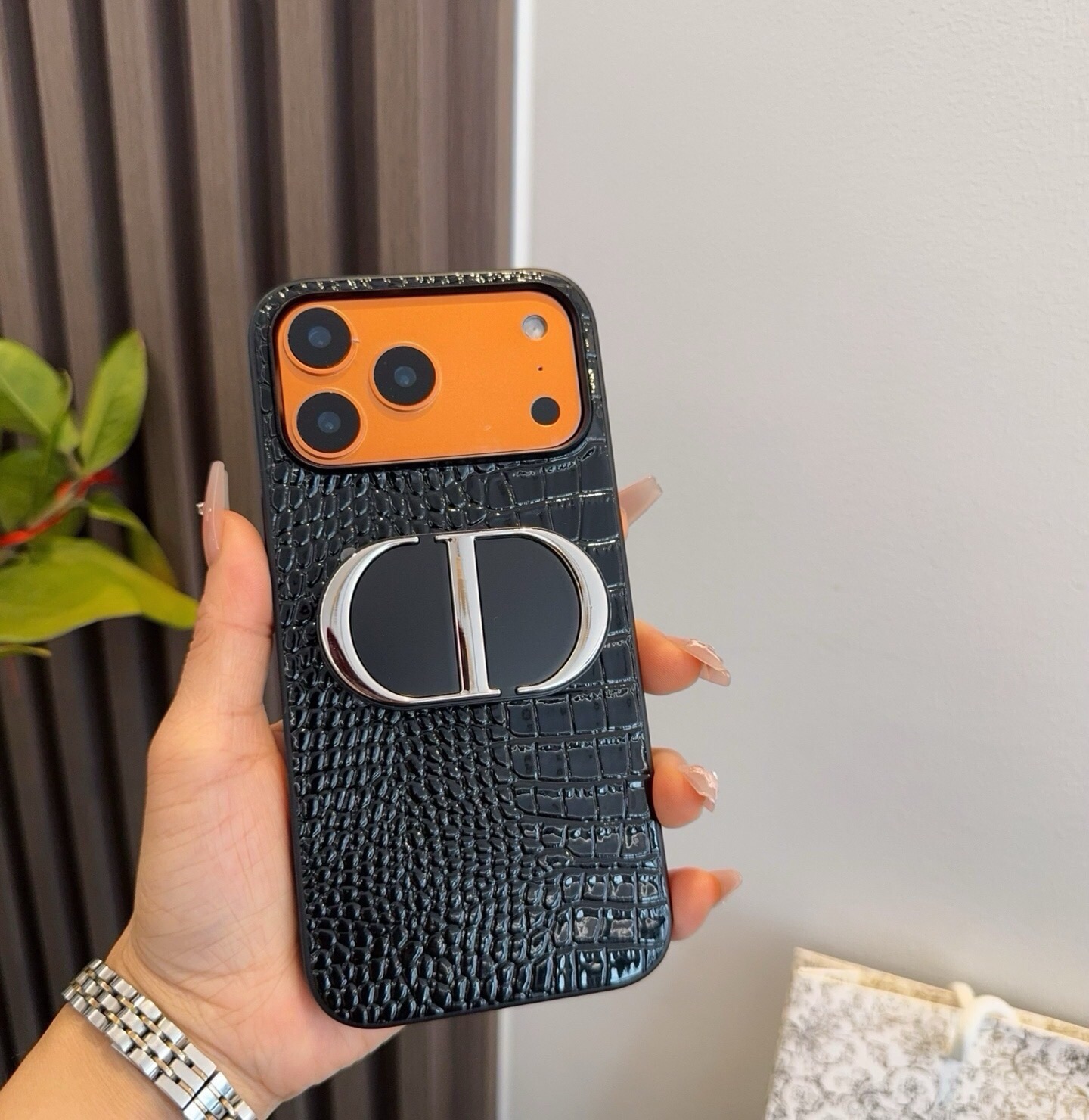 🔥🔥🔥的一塌糊涂[耶][勾引] 迪奥#Dior#手机壳➕支架 Dior真的美哭了!!! 手机和镜子合二为一，随时随地的形