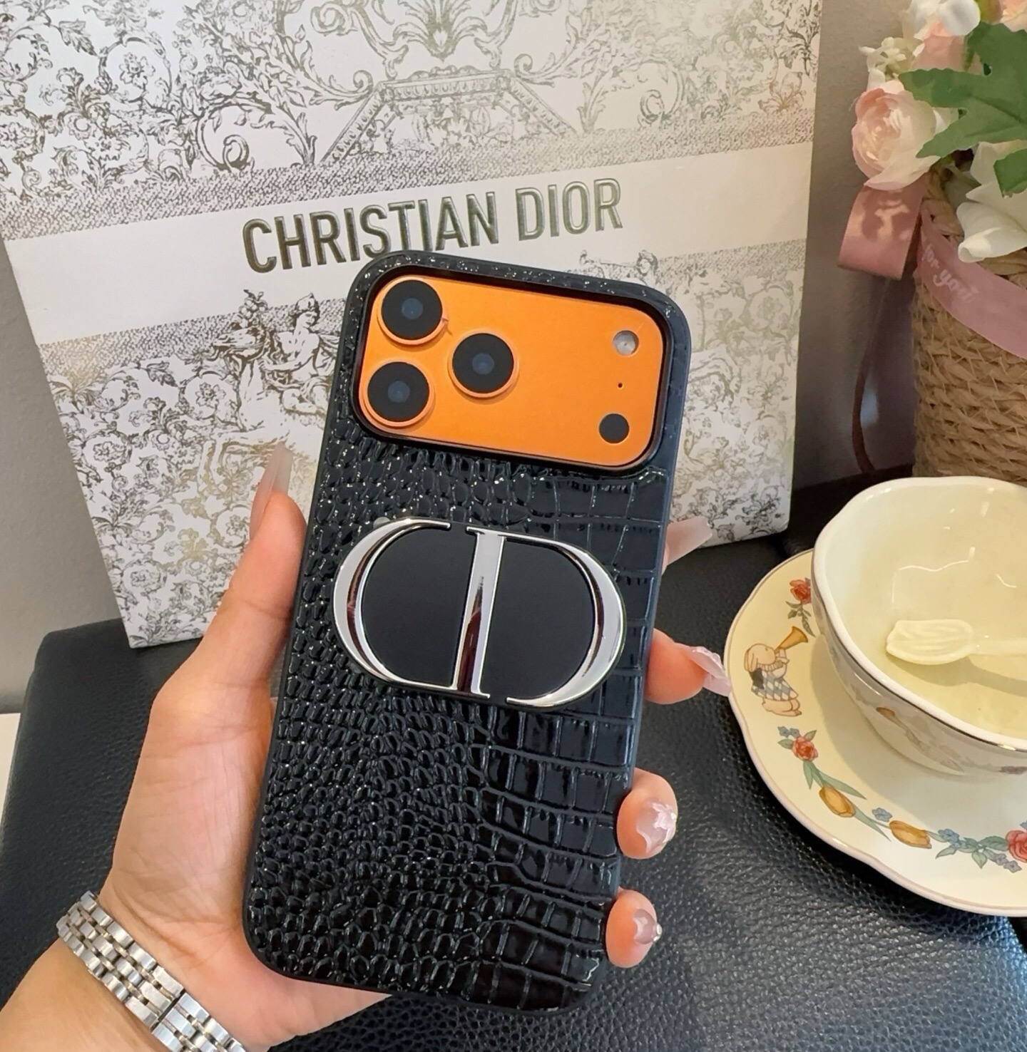 🔥🔥🔥的一塌糊涂[耶][勾引] 迪奥#Dior#手机壳➕支架 Dior真的美哭了!!! 手机和镜子合二为一，随时随地的形