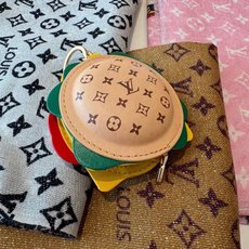 🔥新品❗️迷你汉堡🍔挂件挂饰Lv钥匙扣 蓝牙耳机包 Louis Vuitton 路易威登汉堡包🍔汉堡耳机包挂饰挂件户外休 🔥新品❗️迷你汉堡🍔挂件挂饰Lv钥匙扣 蓝牙耳机包 Louis Vuitton 路易威登汉堡包🍔汉堡耳机包挂饰挂件户外休