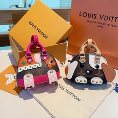 ❗️新款 LOUIS VUITTON 大象🐘钥匙扣mini包包 LV包包挂饰 零钱包,耳机包 专柜码M68454 PU ❗️新款 LOUIS VUITTON 大象🐘钥匙扣mini包包 LV包包挂饰 零钱包,耳机包 专柜码M68454 PU