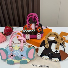 ❗️新款 LOUIS VUITTON 小狗🐶mini贝壳包钥匙扣mini包包 LV包包挂饰挂件,零钱包,耳机包 PU ❗️新款 LOUIS VUITTON 小狗🐶mini贝壳包钥匙扣mini包包 LV包包挂饰挂件,零钱包,耳机包 PU