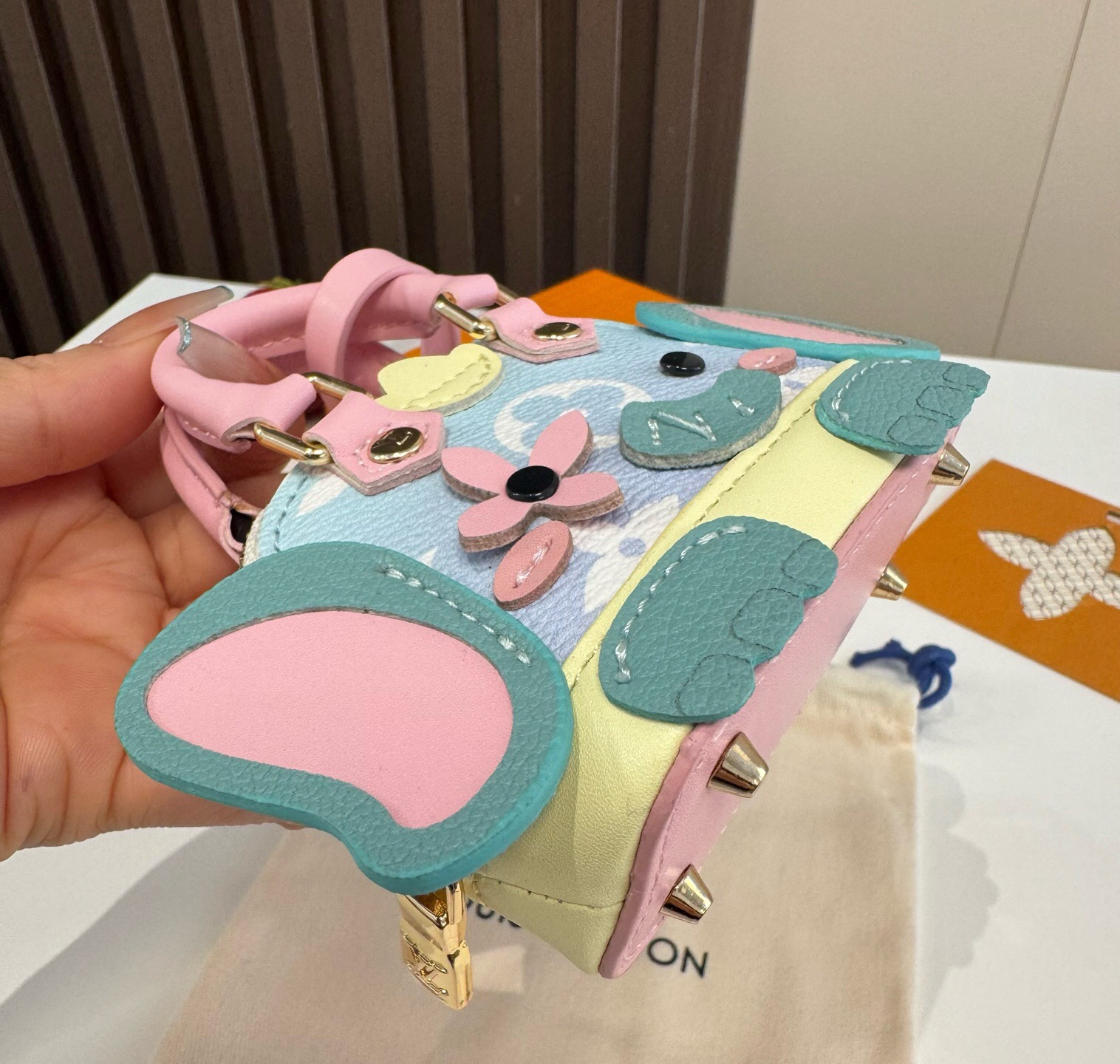 ❗️新款 LOUIS VUITTON 小狗🐶mini贝壳包钥匙扣mini包包  LV包包挂饰挂件，零钱包，耳机包  PU