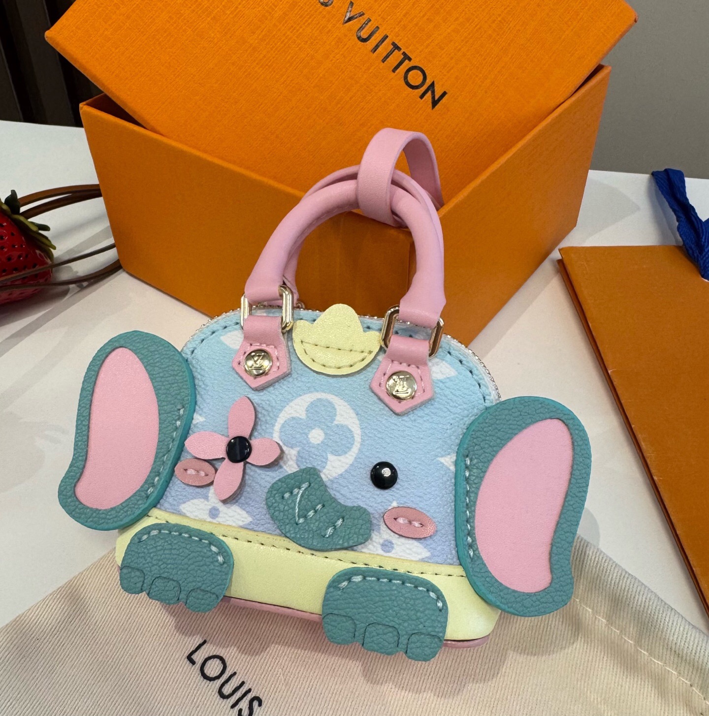 ❗️新款 LOUIS VUITTON 小狗🐶mini贝壳包钥匙扣mini包包  LV包包挂饰挂件，零钱包，耳机包  PU