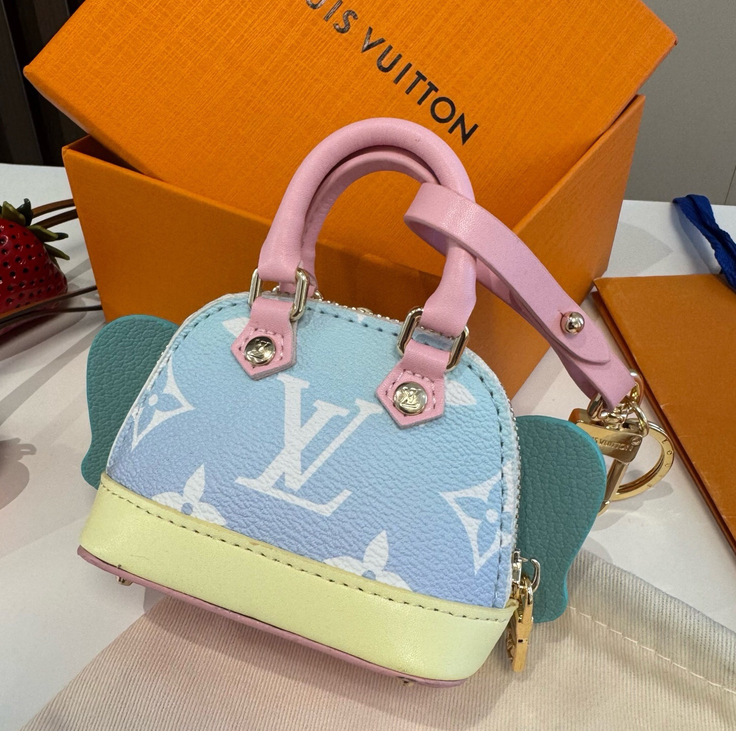 ❗️新款 LOUIS VUITTON 小狗🐶mini贝壳包钥匙扣mini包包  LV包包挂饰挂件，零钱包，耳机包  PU