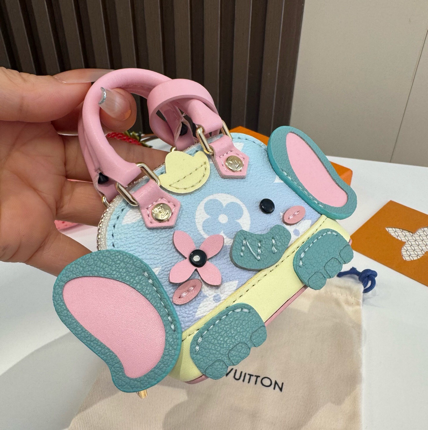 ❗️新款 LOUIS VUITTON 小狗🐶mini贝壳包钥匙扣mini包包  LV包包挂饰挂件，零钱包，耳机包  PU
