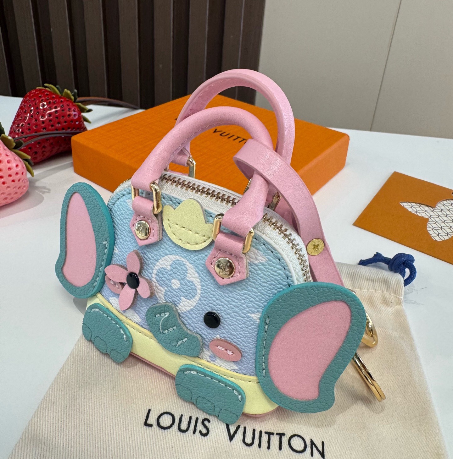 ❗️新款 LOUIS VUITTON 小狗🐶mini贝壳包钥匙扣mini包包  LV包包挂饰挂件，零钱包，耳机包  PU