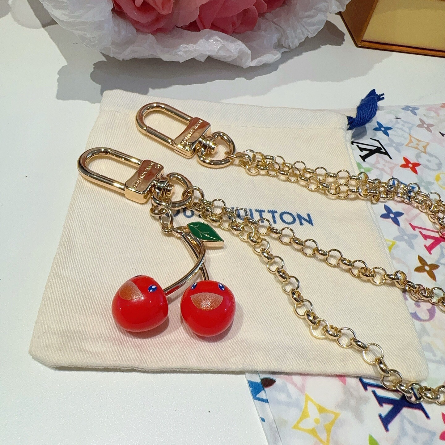 LV x TM LV Cerise 包包链条 包挂饰 钥匙扣 出自路易威登x村上隆复刻系列，为双链条设计融入LV字母和明