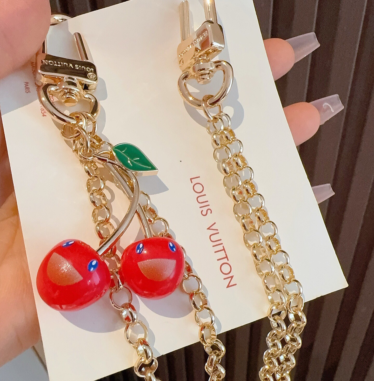 LV x TM LV Cerise 包包链条 包挂饰 钥匙扣 出自路易威登x村上隆复刻系列，为双链条设计融入LV字母和明