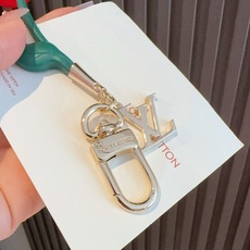 🔥LV 钥匙扣 包包挂件x TM LV Cerise 包饰出自路易威登 村上隆复刻系列,以莹泽金属和有机玻璃演绎趣味设计 🔥LV 钥匙扣 包包挂件x TM LV Cerise 包饰出自路易威登 村上隆复刻系列,以莹泽金属和有机玻璃演绎趣味设计