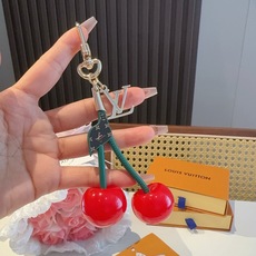 🔥LV 钥匙扣 包包挂件x TM LV Cerise 包饰出自路易威登 村上隆复刻系列,以莹泽金属和有机玻璃演绎趣味设计 🔥LV 钥匙扣 包包挂件x TM LV Cerise 包饰出自路易威登 村上隆复刻系列,以莹泽金属和有机玻璃演绎趣味设计