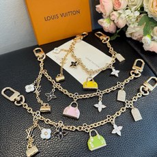 🔥LV 钥匙扣 包包链条挂件SPring Street 包饰与钥匙扣 包包挂件 配饰 珐琅搭配金属件等多元素材质,舒展时 🔥LV 钥匙扣 包包链条挂件SPring Street 包饰与钥匙扣 包包挂件 配饰 珐琅搭配金属件等多元素材质,舒展时