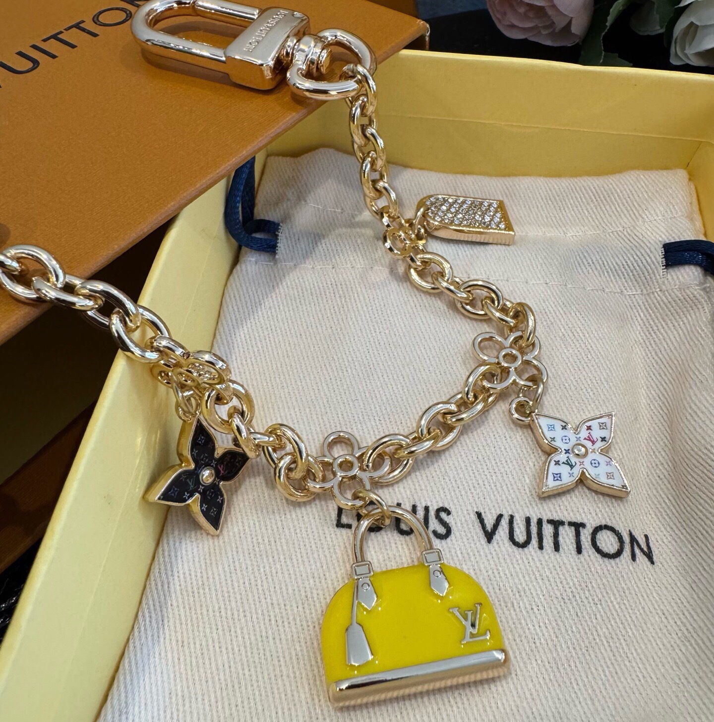 🔥LV 钥匙扣 包包链条挂件SPring Street 包饰与钥匙扣 包包挂件 配饰 珐琅搭配金属件等多元素材质，舒展时