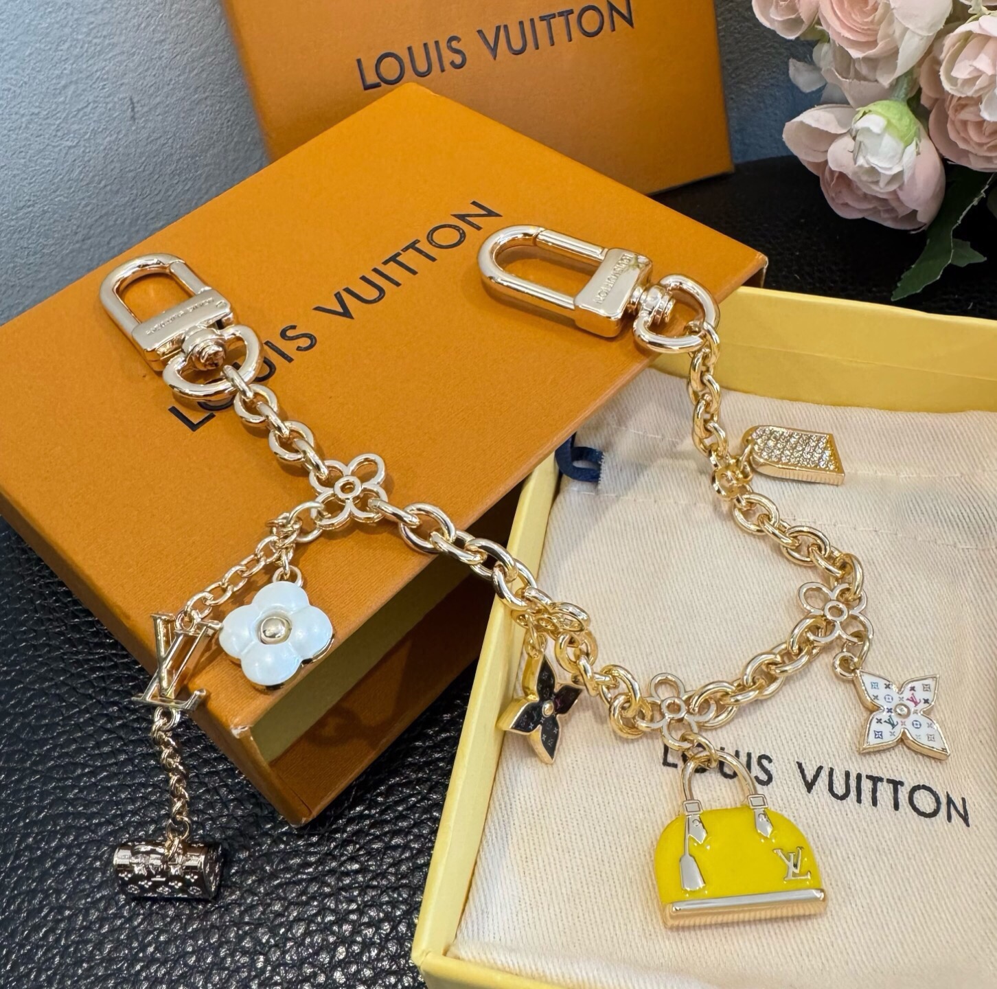 🔥LV 钥匙扣 包包链条挂件SPring Street 包饰与钥匙扣 包包挂件 配饰 珐琅搭配金属件等多元素材质，舒展时