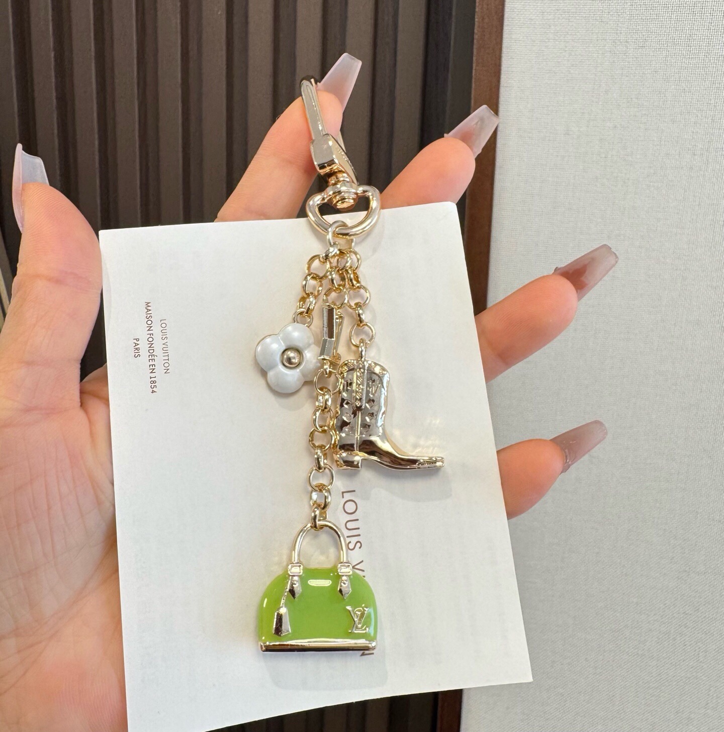 🔥LV 钥匙扣 SPring Street 包饰与钥匙扣 包包挂件 配饰 珐琅搭配金属件等多元素材质，舒展时尚
