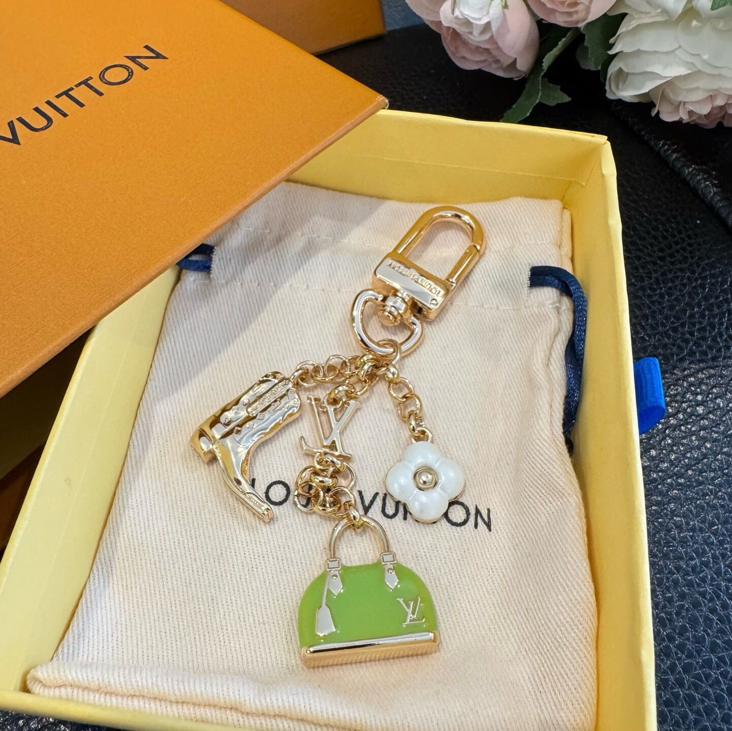 🔥LV 钥匙扣 SPring Street 包饰与钥匙扣 包包挂件 配饰 珐琅搭配金属件等多元素材质，舒展时尚