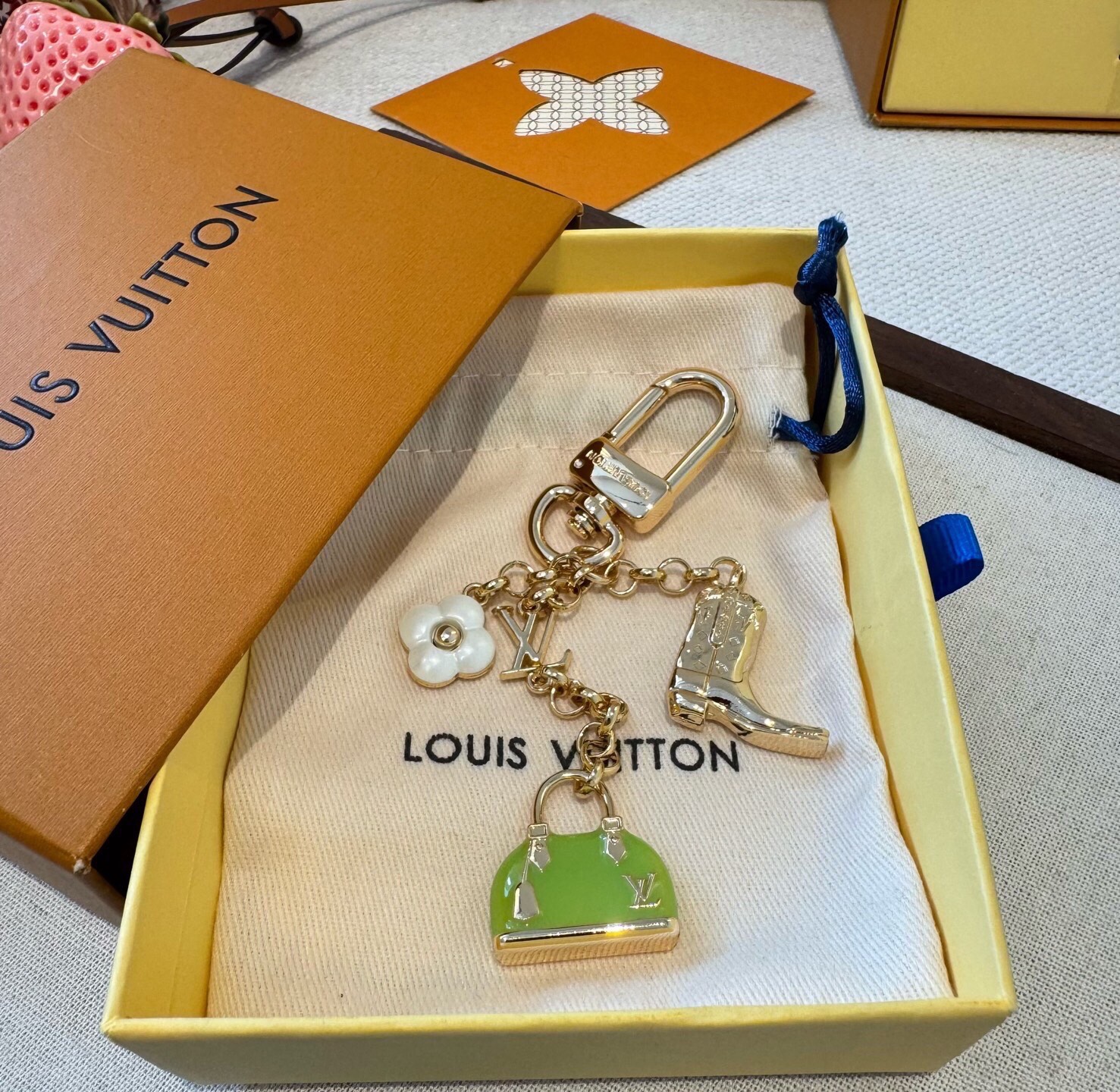 🔥LV 钥匙扣 SPring Street 包饰与钥匙扣 包包挂件 配饰 珐琅搭配金属件等多元素材质，舒展时尚