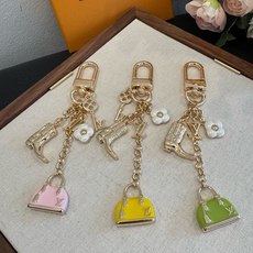 🔥LV 钥匙扣 SPring Street 包饰与钥匙扣 包包挂件 配饰 珐琅搭配金属件等多元素材质,舒展时尚 🔥LV 钥匙扣 SPring Street 包饰与钥匙扣 包包挂件 配饰 珐琅搭配金属件等多元素材质,舒展时尚