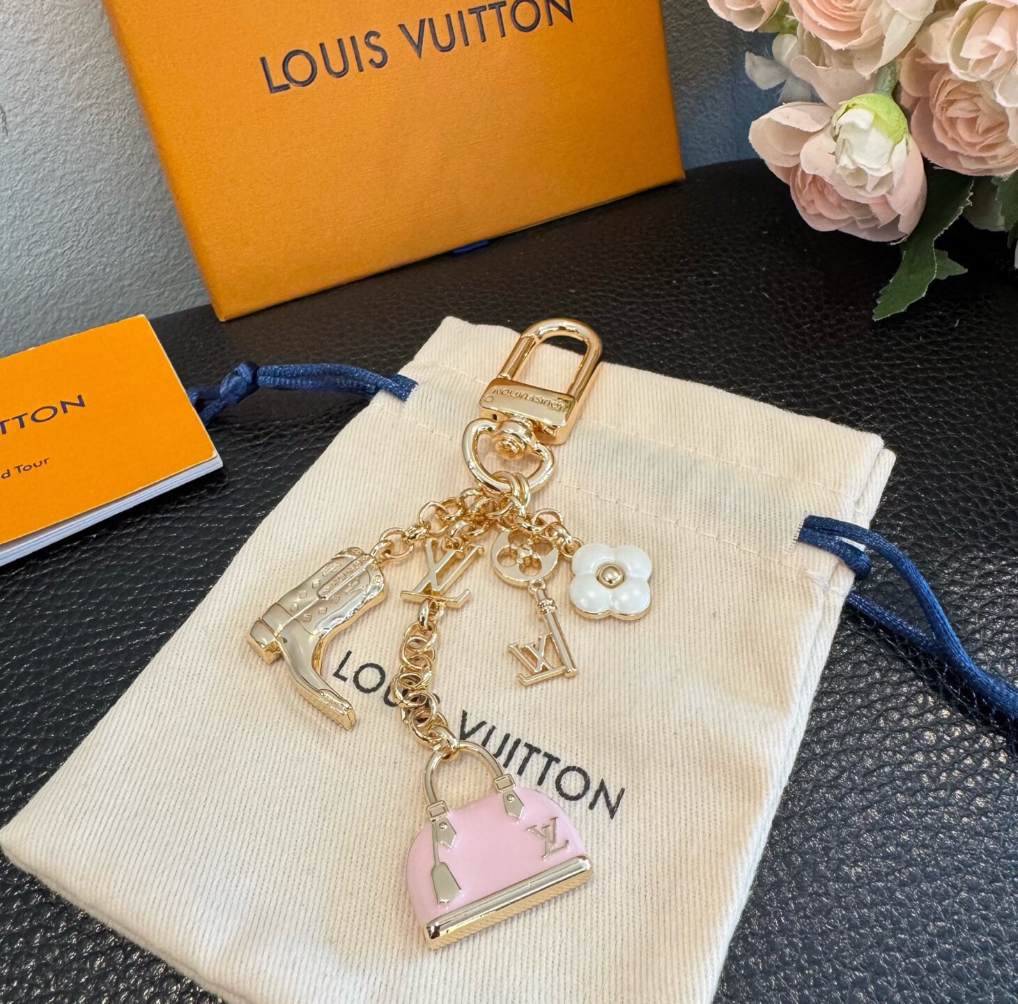 🔥LV 钥匙扣 SPring Street 包饰与钥匙扣 包包挂件 配饰 珐琅搭配金属件等多元素材质，舒展时尚