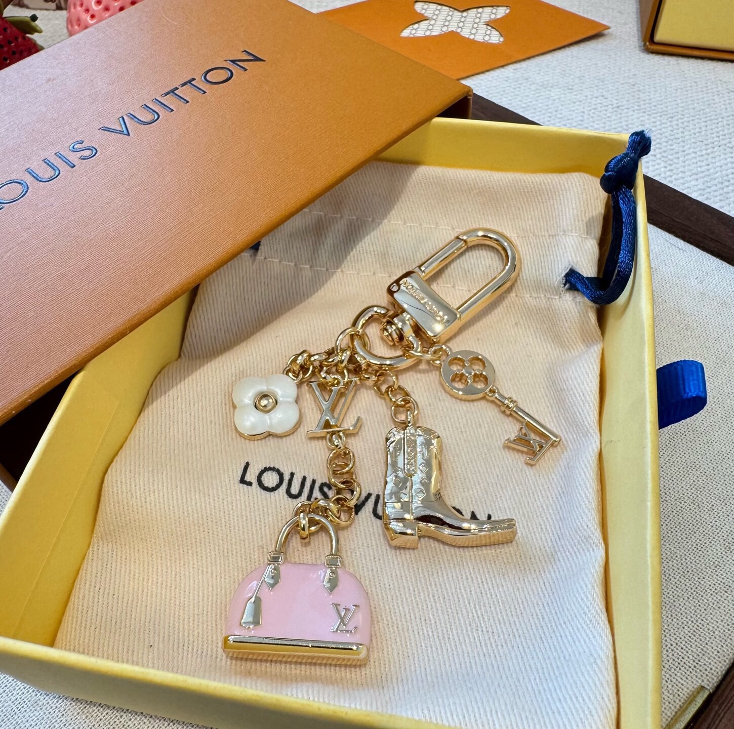 🔥LV 钥匙扣 SPring Street 包饰与钥匙扣 包包挂件 配饰 珐琅搭配金属件等多元素材质，舒展时尚