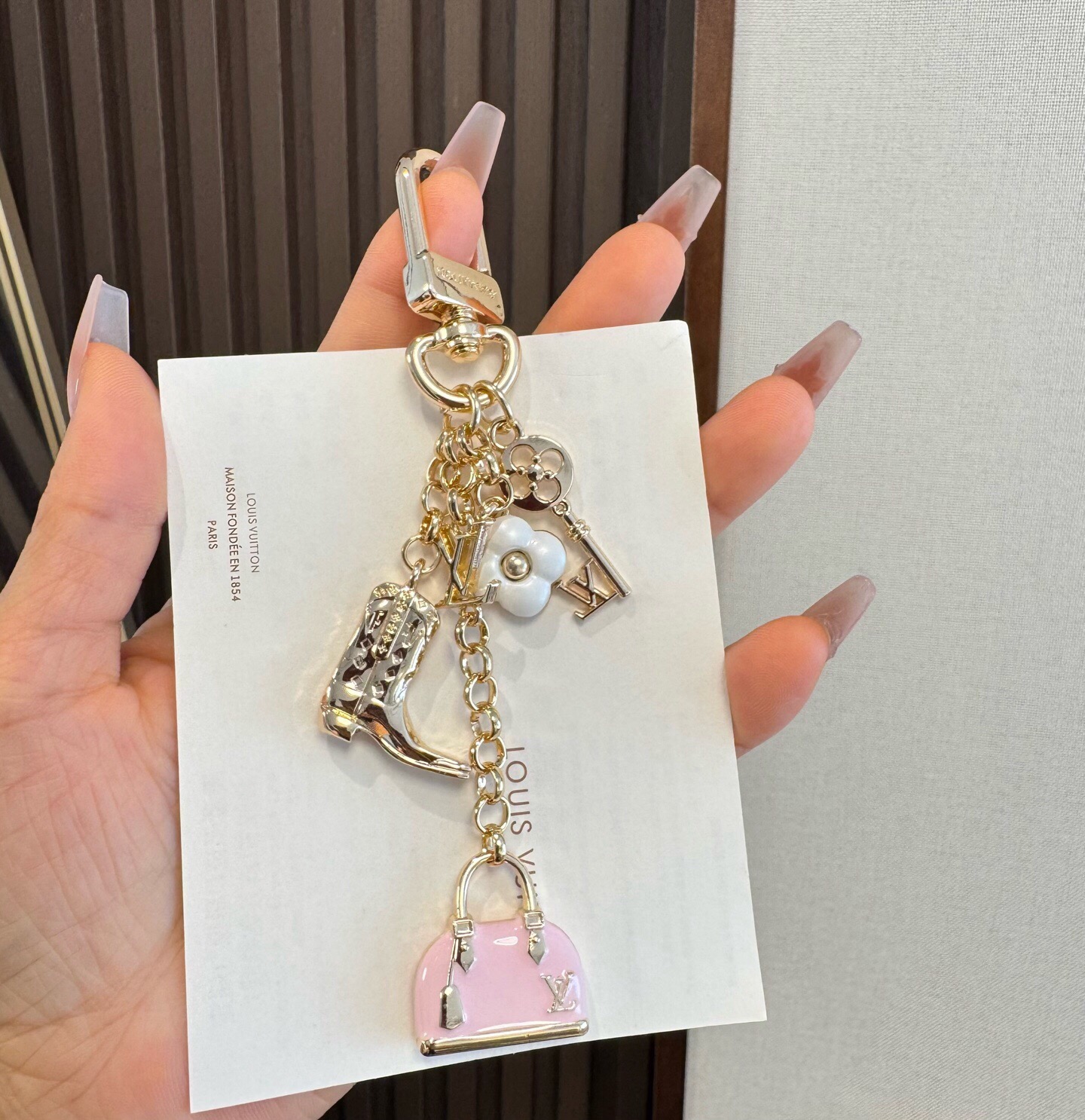🔥LV 钥匙扣 SPring Street 包饰与钥匙扣 包包挂件 配饰 珐琅搭配金属件等多元素材质，舒展时尚