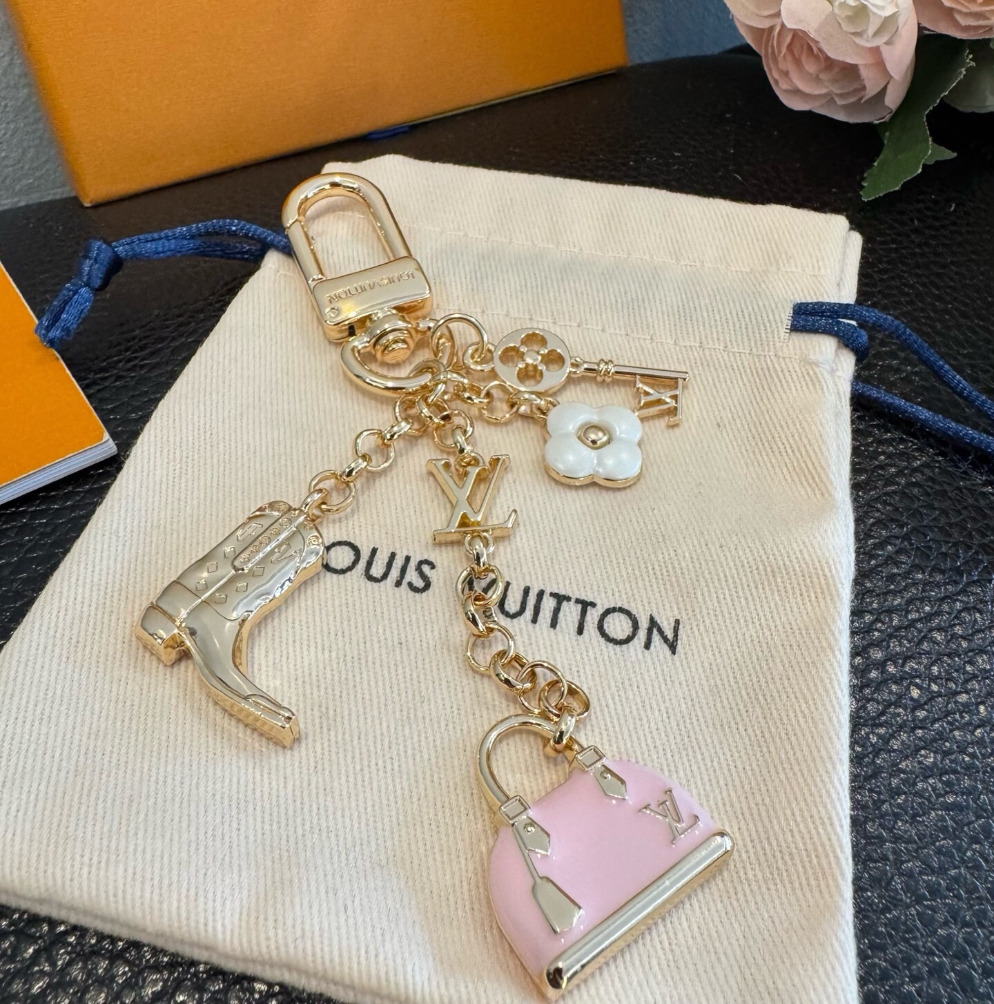🔥LV 钥匙扣 SPring Street 包饰与钥匙扣 包包挂件 配饰 珐琅搭配金属件等多元素材质，舒展时尚