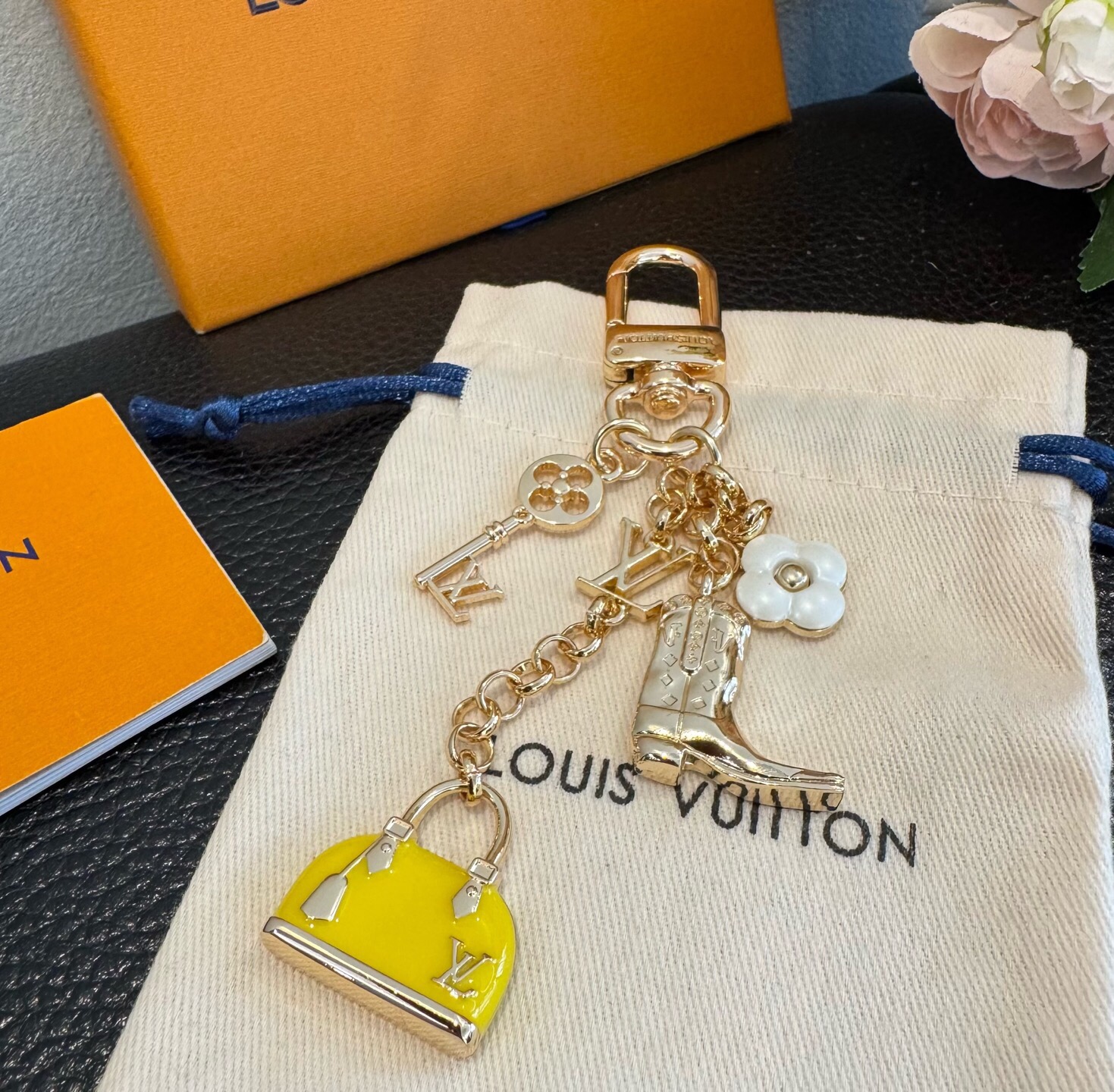 🔥LV 钥匙扣 SPring Street 包饰与钥匙扣 包包挂件 配饰 珐琅搭配金属件等多元素材质，舒展时尚