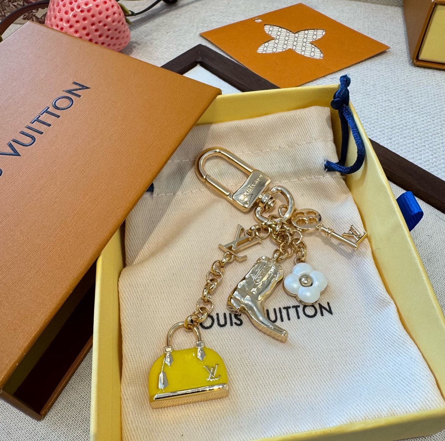 🔥LV 钥匙扣 SPring Street 包饰与钥匙扣 包包挂件 配饰 珐琅搭配金属件等多元素材质，舒展时尚