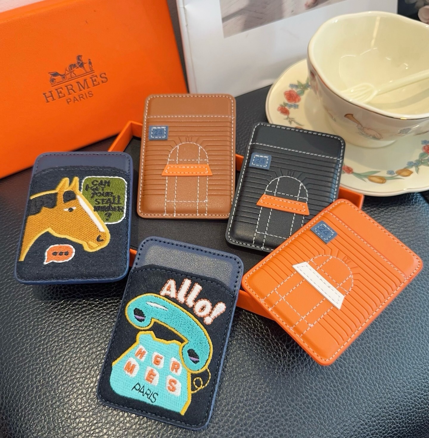 🔥爱马仕官网磁吸卡包  爱马仕房子刺绣手机磁吸卡包 顶级高品质[强]磁吸式卡夹，尺寸：长6.5*高9.5*宽0.5厘米