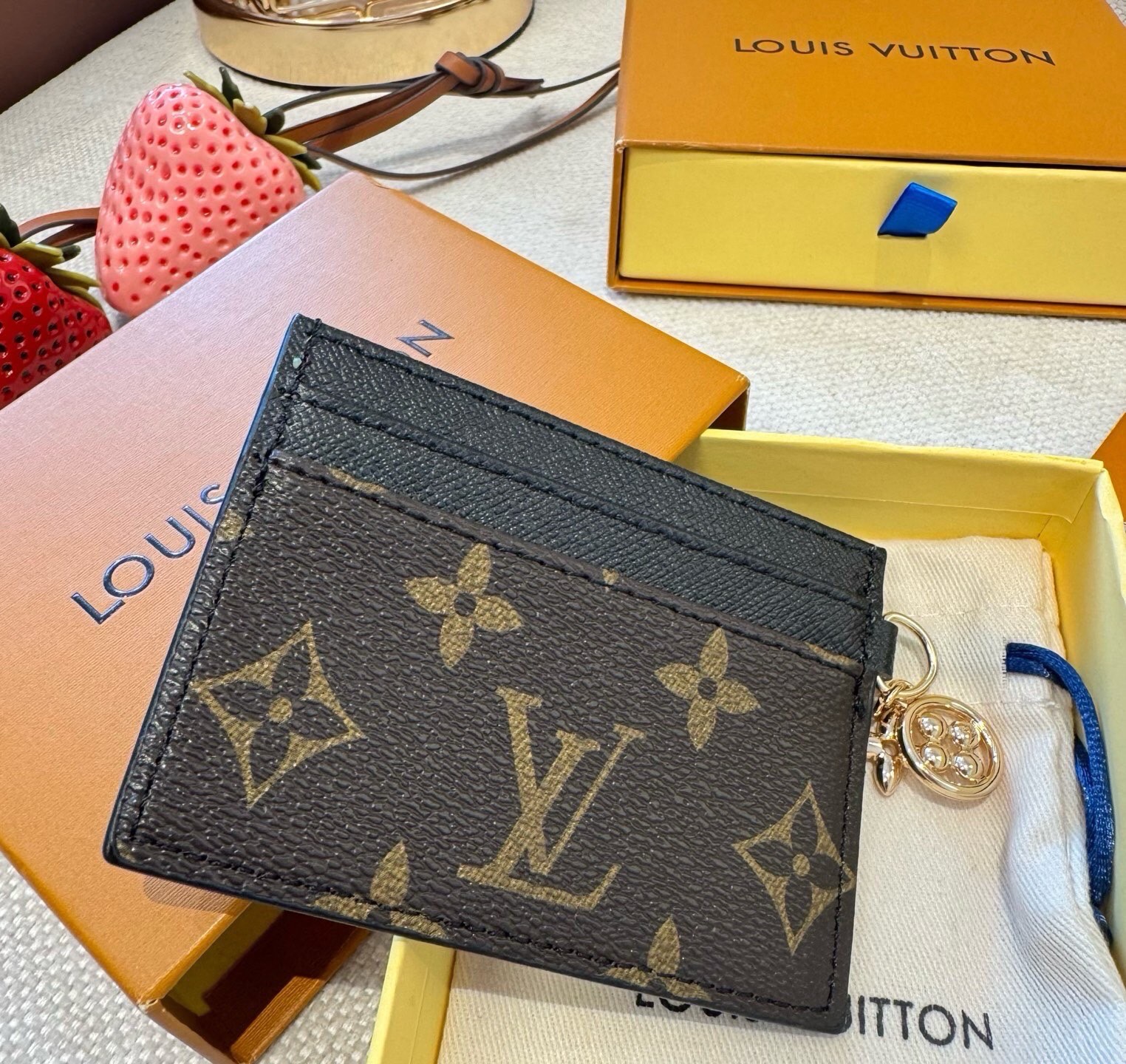 🔥新品官网同步LV经典老花卡包，包包挂饰 多功能零钱包钥匙扣，五金吊坠多个卡位