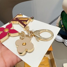 🔥LOUIS VUITTON官网钥匙扣 LV经典四瓣花设计,精钢电镀搭配精致珐琅 高品质 不是市面普通版本 优雅的珐琅是 🔥LOUIS VUITTON官网钥匙扣 LV经典四瓣花设计,精钢电镀搭配精致珐琅 高品质 不是市面普通版本 优雅的珐琅是