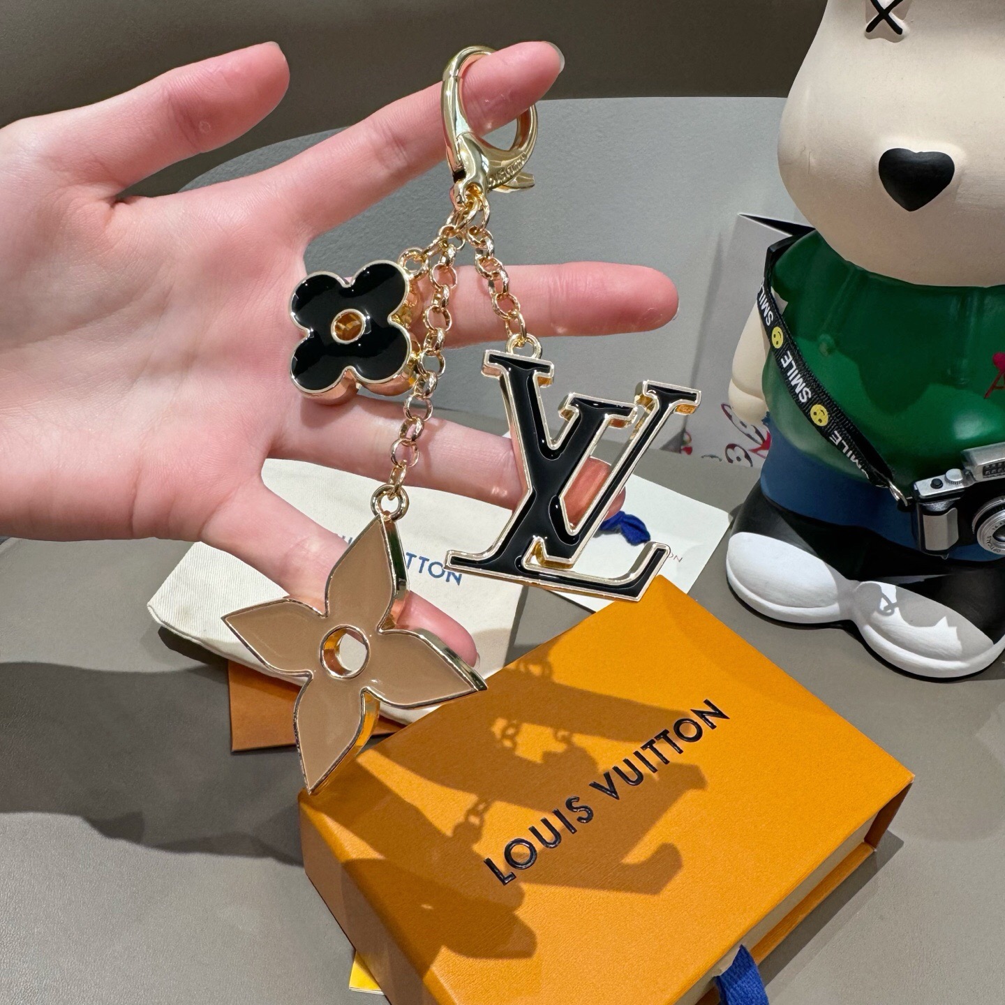 🔥LOUIS VUITTON官网钥匙扣 LV经典四瓣花设计,精钢电镀搭配精致珐琅 高品质 不是市面普通版本 优雅的珐琅是 🔥LOUIS VUITTON官网钥匙扣 LV经典四瓣花设计,精钢电镀搭配精致珐琅 高品质 不是市面普通版本 优雅的珐琅是