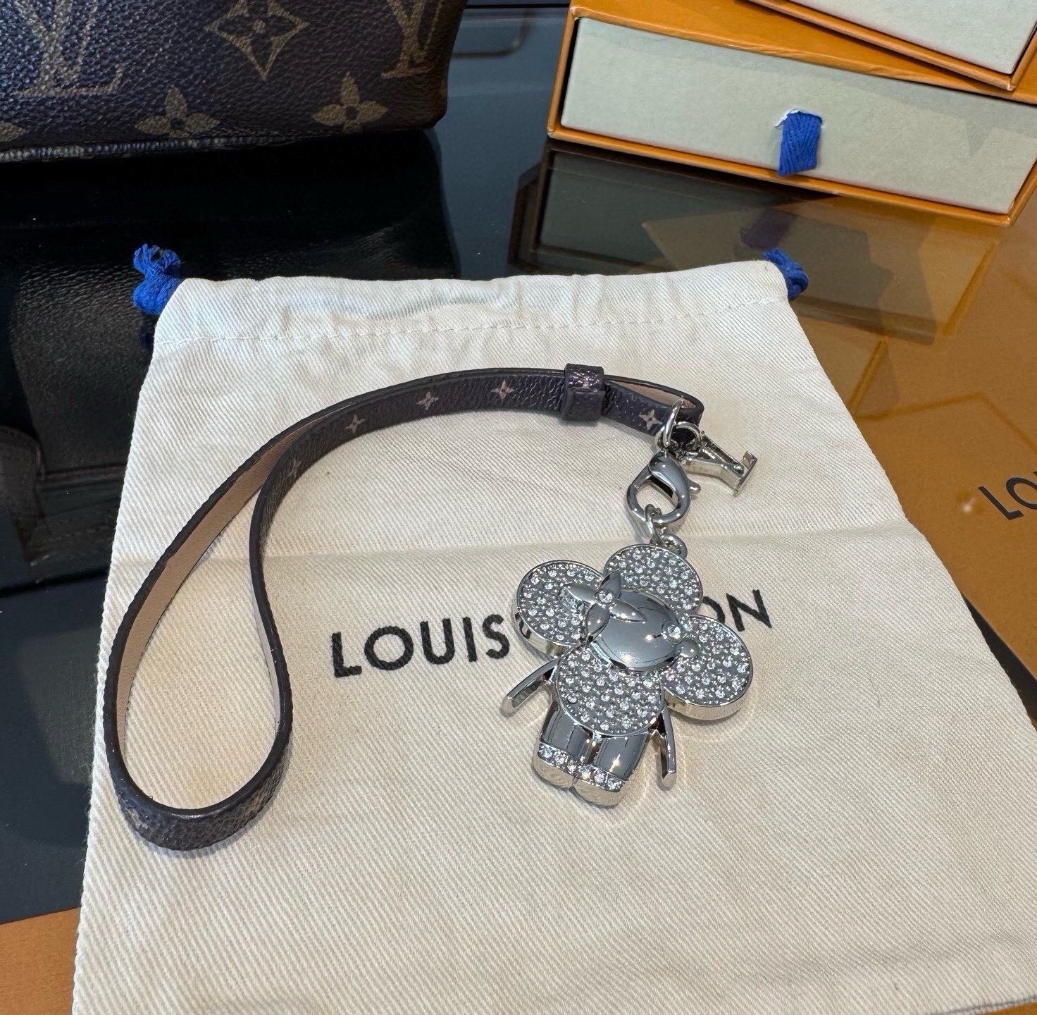 🔥新款 LOUIS VUITTON LV双花皮绳包包挂饰 薇薇安新款挂件，钥匙扣精致。手感真的很赞[强]