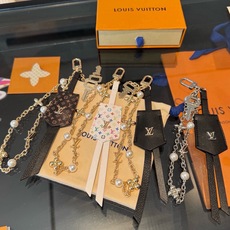 LV钥匙扣 官网新款 包包链条挂件 多功能链条 包饰&包包挂件 本款链条包饰出自路易威登为耀目链条交错排布 巧妙彰显系 LV钥匙扣 官网新款 包包链条挂件 多功能链条 包饰&包包挂件 本款链条包饰出自路易威登为耀目链条交错排布 巧妙彰显系