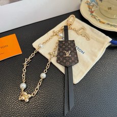 LV钥匙扣 官网新款 包包链条挂件 多功能链条 包饰&包包挂件 本款链条包饰出自路易威登为耀目链条交错排布 巧妙彰显系 LV钥匙扣 官网新款 包包链条挂件 多功能链条 包饰&包包挂件 本款链条包饰出自路易威登为耀目链条交错排布 巧妙彰显系
