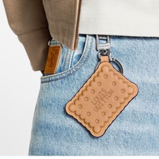 LV钥匙扣 BISCUIT 包饰与钥匙扣 Louis Vuitton 路易威登LV饼干钥匙扣挂件挂饰 原版logo LV LV钥匙扣 BISCUIT 包饰与钥匙扣 Louis Vuitton 路易威登LV饼干钥匙扣挂件挂饰 原版logo LV