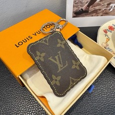 LV钥匙扣 BISCUIT 包饰与钥匙扣 Louis Vuitton 路易威登LV饼干钥匙扣挂件挂饰 原版logo LV LV钥匙扣 BISCUIT 包饰与钥匙扣 Louis Vuitton 路易威登LV饼干钥匙扣挂件挂饰 原版logo LV